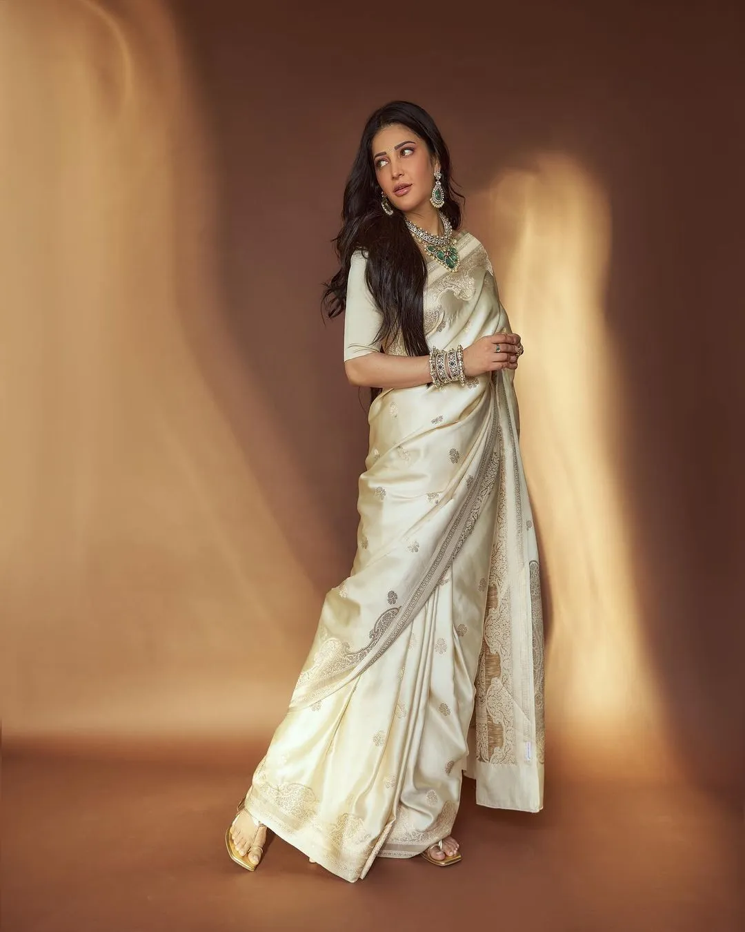 SOUTH INDIAN ACTRESS SHRUTI HAASAN IN WHITE SAREE 6